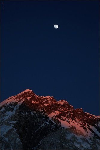 Почти полная луна над закатной Нупцзе.