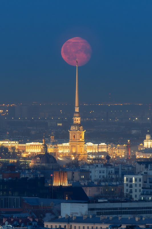 Луной за Петропавловским Собором