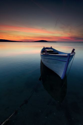 Одинокая лодка на закате