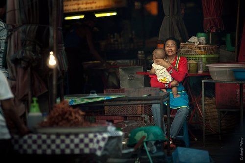 Продавщица с ребенком на рынке (Тайланд)