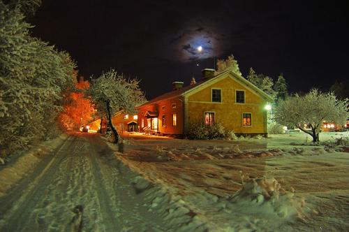 Старый дом под луной