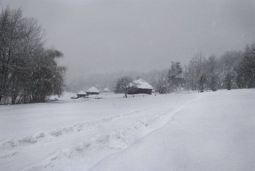 снежными дорогами , шагая по бездорожью...