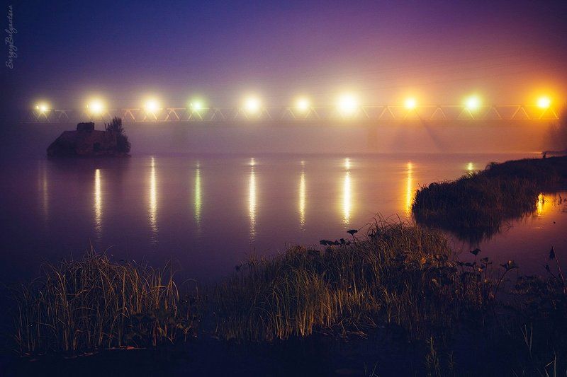 река, Мрас-Су, берег, мост, фонари, бык, трава, ночь, утро Перед рассветомphoto preview