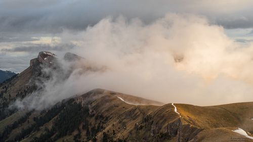 Утро в горах с облаками и палатками