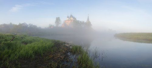 Туманное весеннее утро у бывшего Благовещенского монастыря в Дунилове
