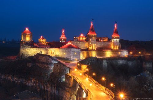 Украина. Ночной вид на средневековый замок в Каменец-Подольский