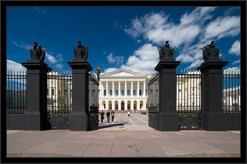 Нарядная питерская открытка с видом Русского музея