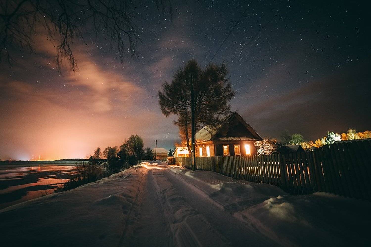 Вечер в самом разгаре. Село Пено Тверская область. Зимний вечер в деревне. Ночная деревня.