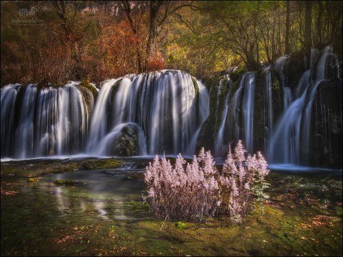 Один из водопадов парка Цзючжайгоу...