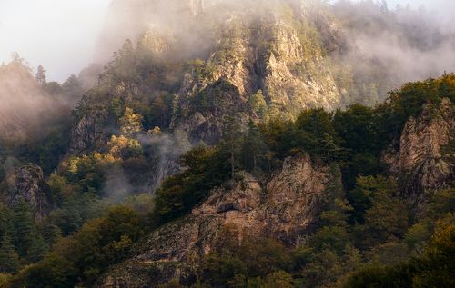 Осень и туман на скалах