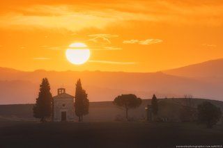 Италия. Тоскана. Часовня Madonna di Vitaleta на восходе солнца