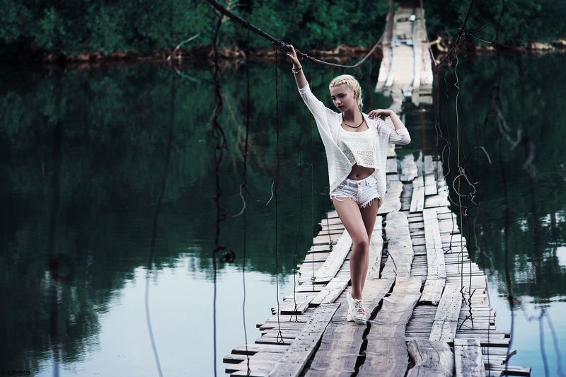 Девушка, мост, озеро, портрет. На озереphoto preview