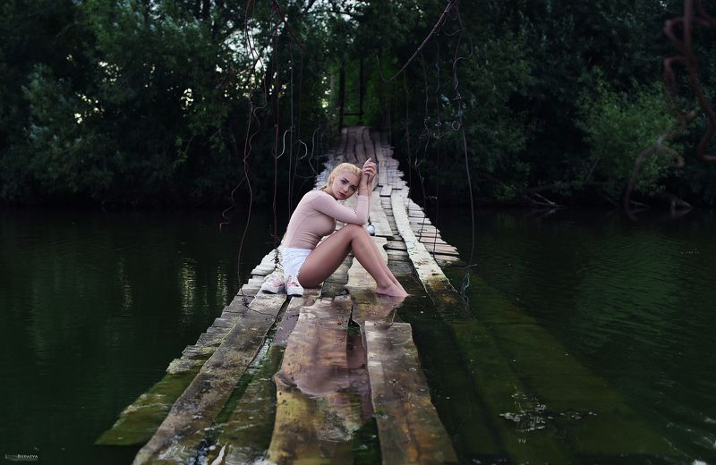 Девушка, мост, озеро, портрет. На озереphoto preview