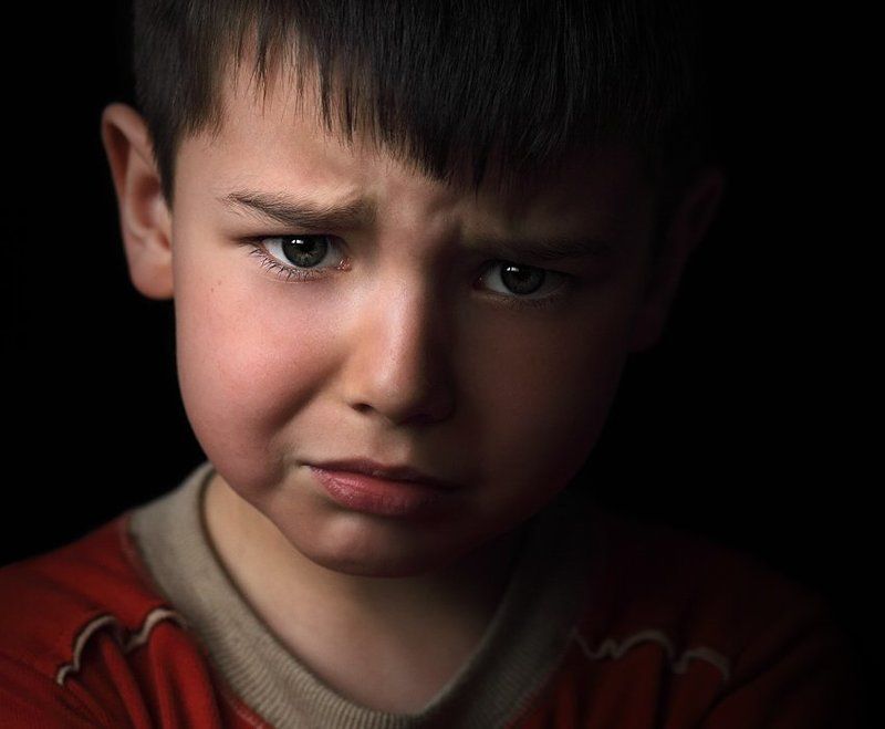 Обиженная девочка. Грустное лицо ребенка. Грустное лицо. Детские эмоции. Жалостливый ребенок.