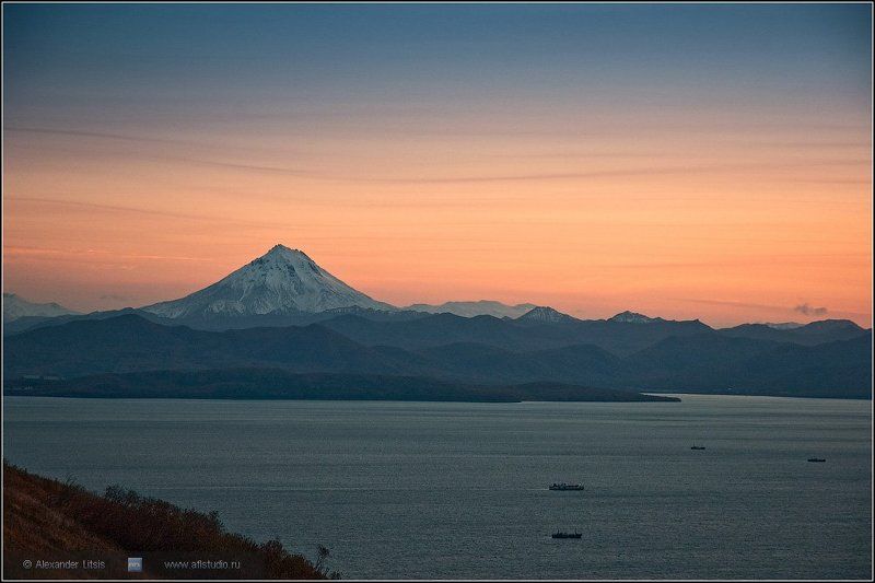 Камчатка, море, горы, вулкан, закат, вечер Закатная авачинскаяphoto preview