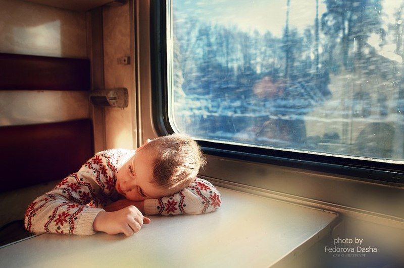 12 поезда мама. Поезда для детей. Ребенок плачет в поезде. Поезд для малышей. Детки в поезде.