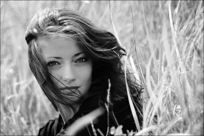 Ветер писатель. Байковская фотосессия. Фото Тёмина фотограф. Девочка в поле на ветру.