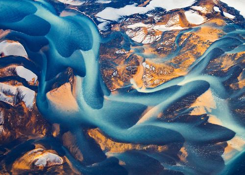 Цветные реки Исландии с высоты птичьего полета
