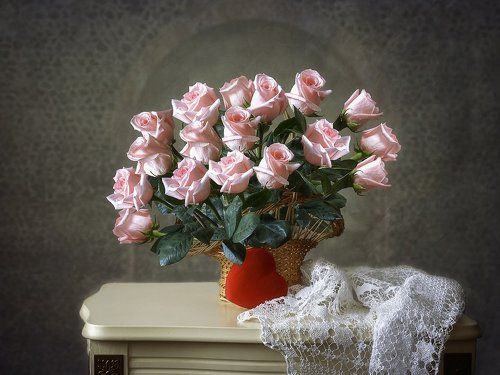Натюрморт с корзиной роз
