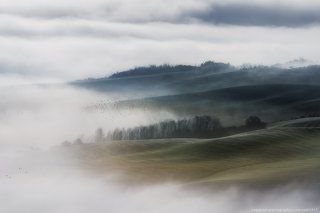 Италия. Тоскана. Туман на полях долины Val d’Orcia