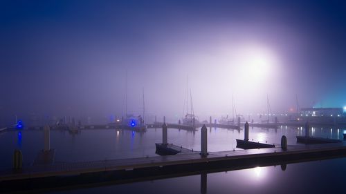 Ночной туман на яхтенной стоянке.