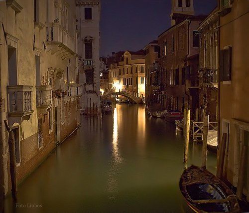 По ночной Венеции...