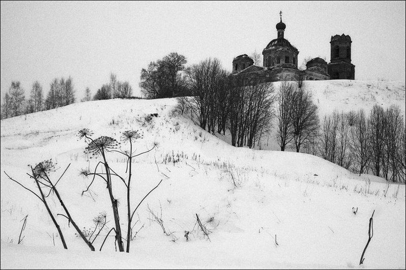 Борщевик у холма с церковью в Сулеге зимойphoto preview