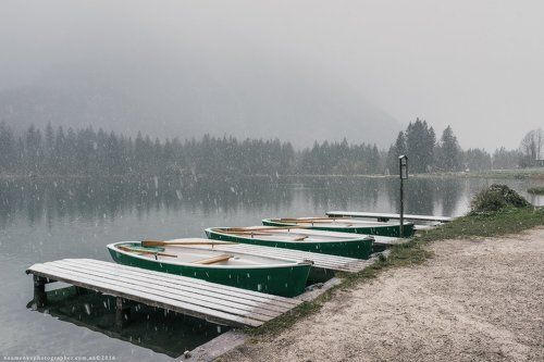 Снежное утро в апреле на озере Хинтерзее, Германия.