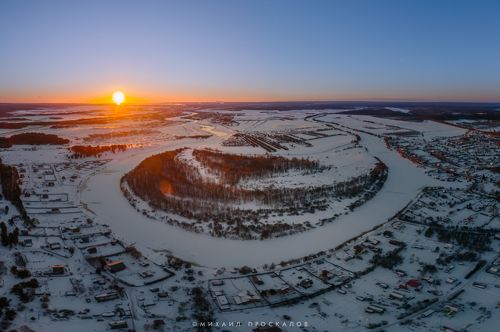 Рассвет над замерзшей рекой