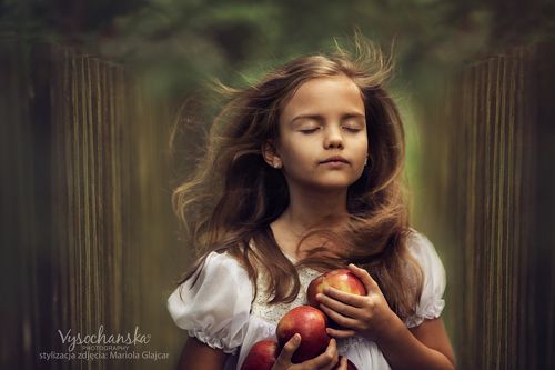 a girl with apples - девочка с яблоками