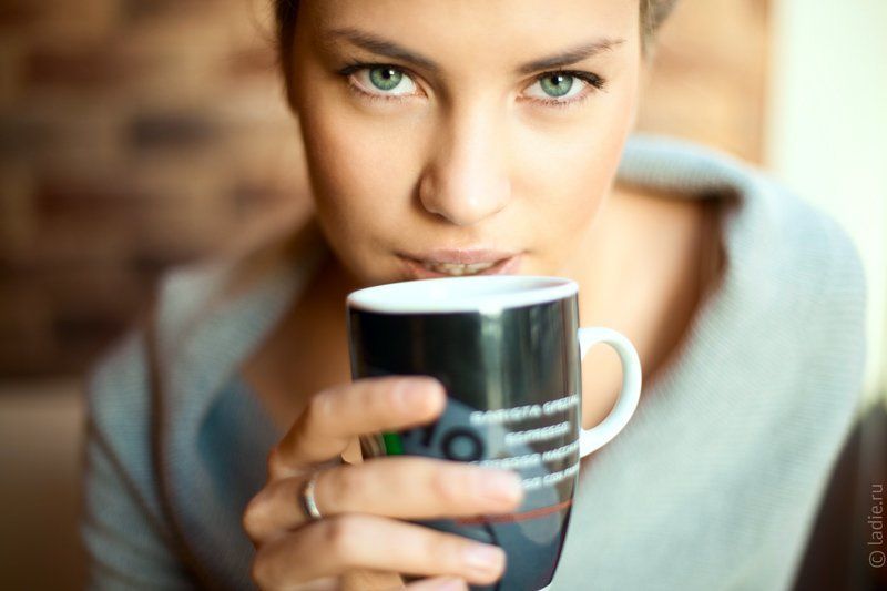 Фото девушек с кофе. Девушка с кофе. Красивая девушка с кофе. Девушка с кофе в руках. Красивая девушка с чашкой кофе.