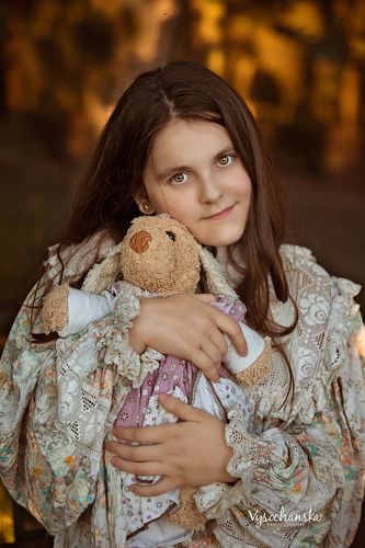 Девочка с любимой игрушкой - Girl with her favorite plush toy
