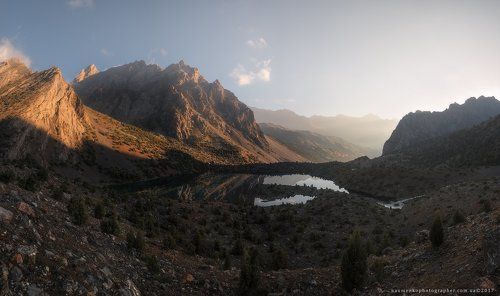 Таджикистан. Фанские горы. Утро на Алаудинском озере.