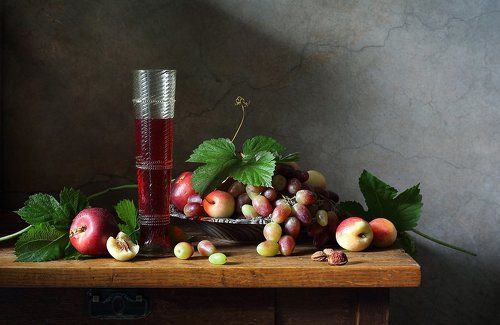 Красное вино и фрукты