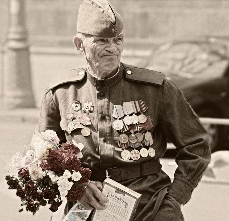 Солдаты победы москва. Солдаты Победы. Солдат победитель. Фотокарточка победа. День Победы солдаты.