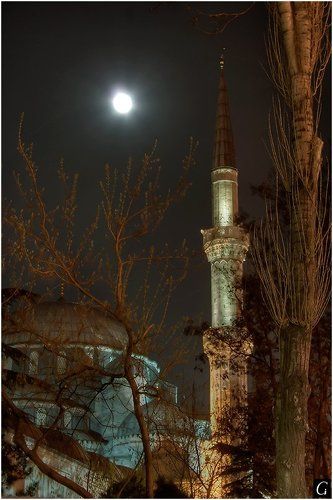 Апрельская лунная ночь в Стамбуле.