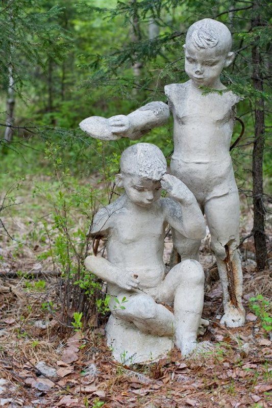 статуя, лес Берегите друг другаphoto preview