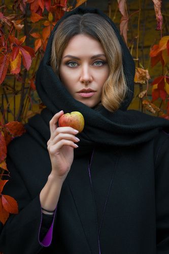 Ведьма с яблоком