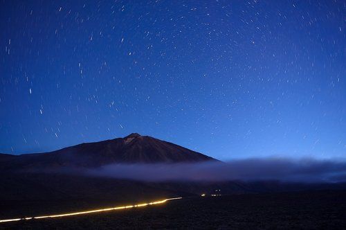 Звёздная ночь над вулканом