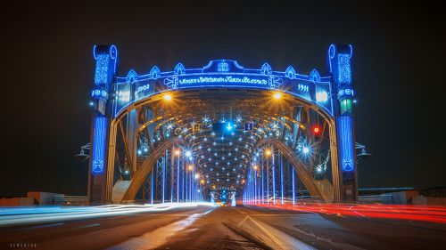 Большеохтинский мост в новогодней ливрее.