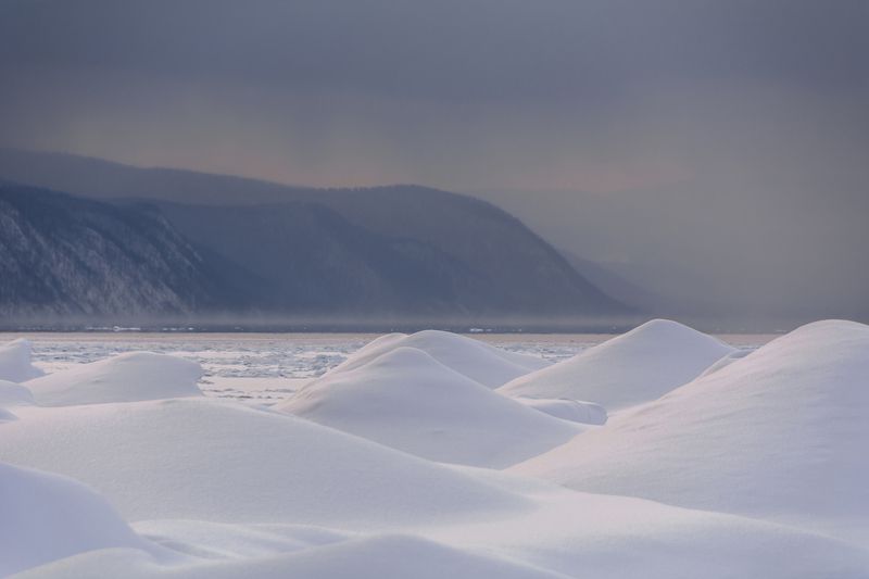 пейзаж, озеро, байкал, тучи, лед, снег, торосы Холодный и спокойный Байкалphoto preview