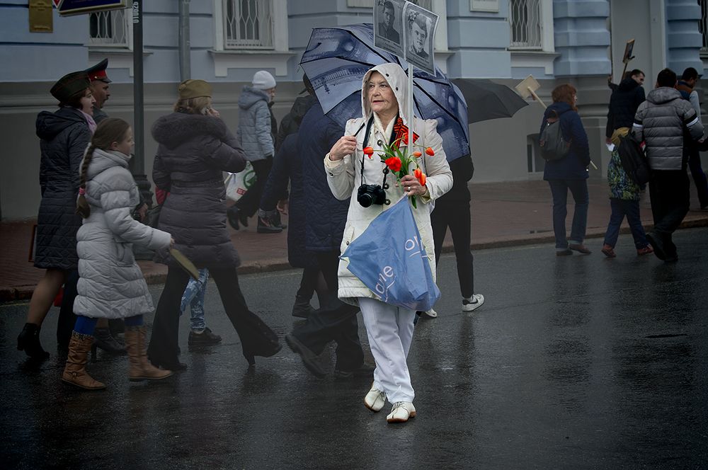 Холодно 2022. Холодный май. Холодный Майский день люди. Фильм холодный май. Картинки о холодном мае.