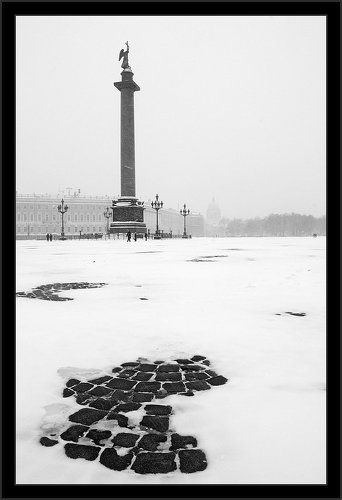 Зимняя черно-белая классическая зарисовка с Дворцовой