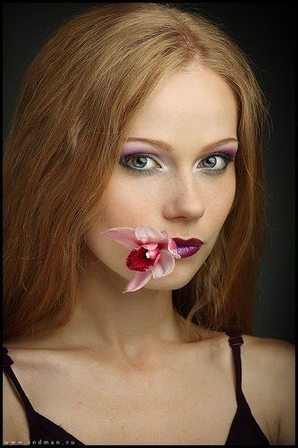 портрет девушки с цветком
