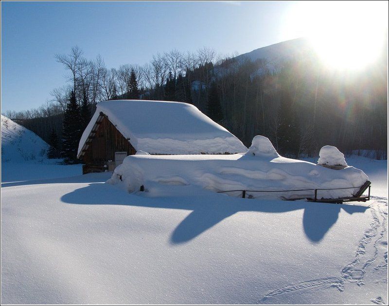 зима, снег, избушка, горы, лес, утро, солнце Заимка в лесуphoto preview