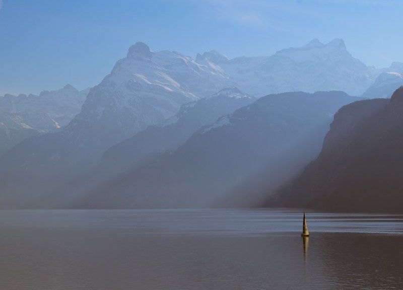 швейцария, озеро, яхта, горы В одиночествеphoto preview