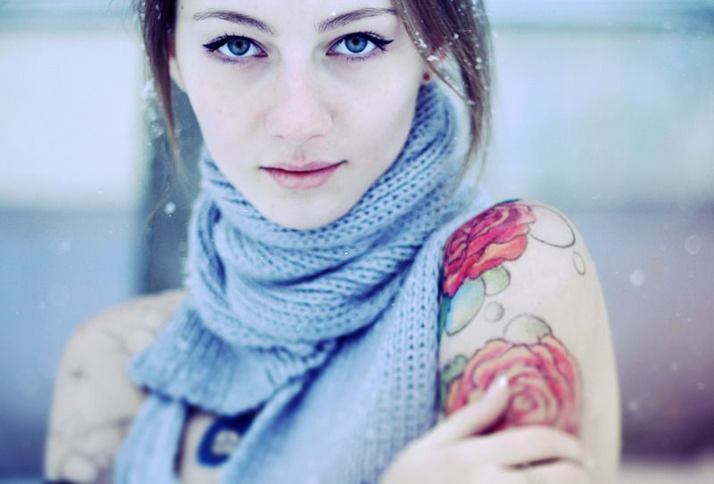девушка,татуировка,шарф,розы,холод,снег ***photo preview