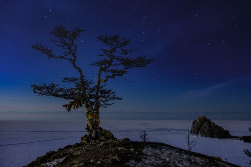 Ночь у скалы Шаманка на острове Ольхон, озеро Байкал