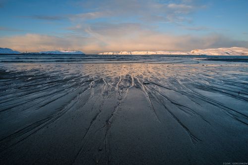 Песчаный берег на закате