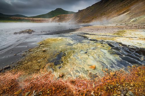 Разноцветный берег вулканического озера